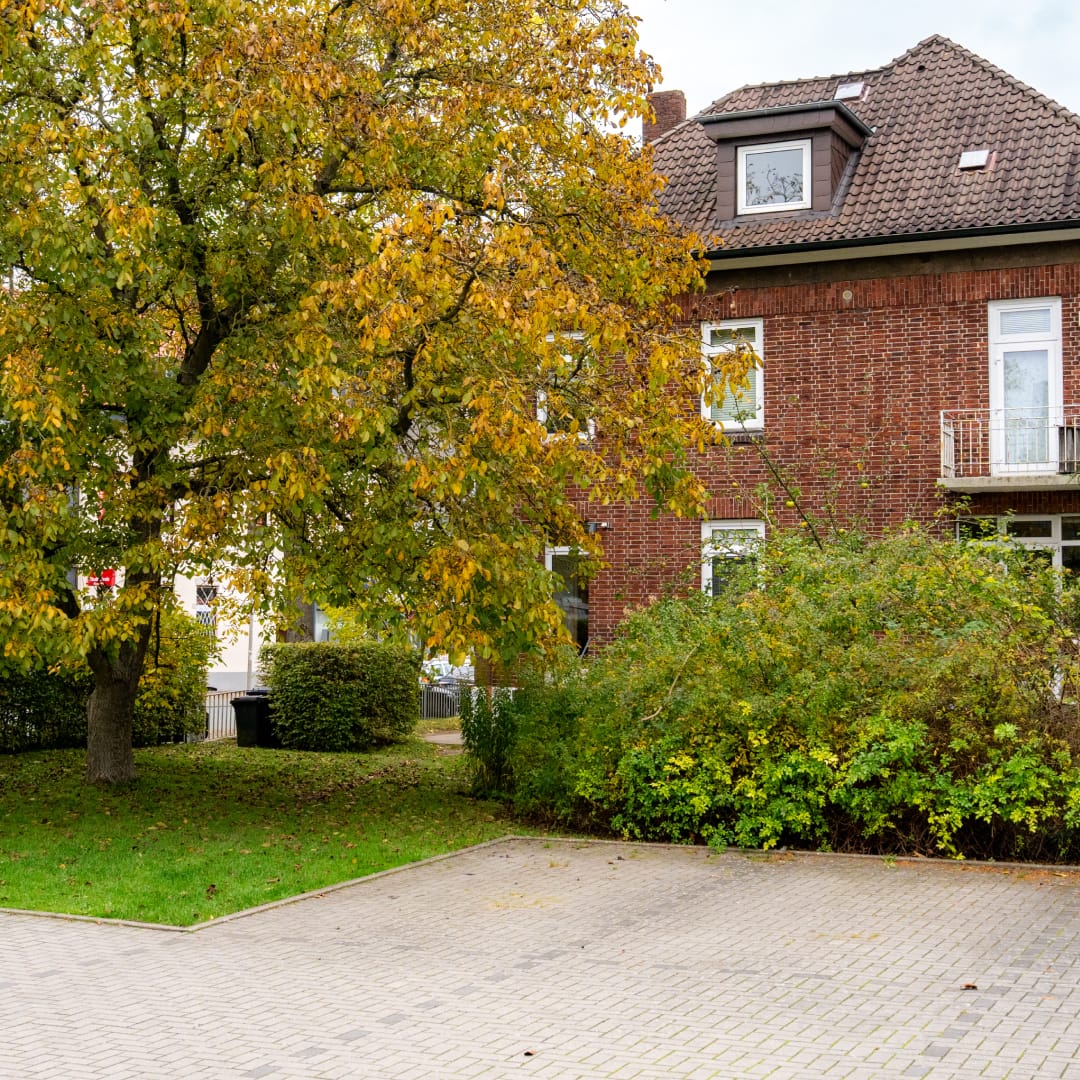 Hinterm Haus befinden sich kostenlose Parkplätze für die Patient:innen der Rahlstedter Zahnärztevilla