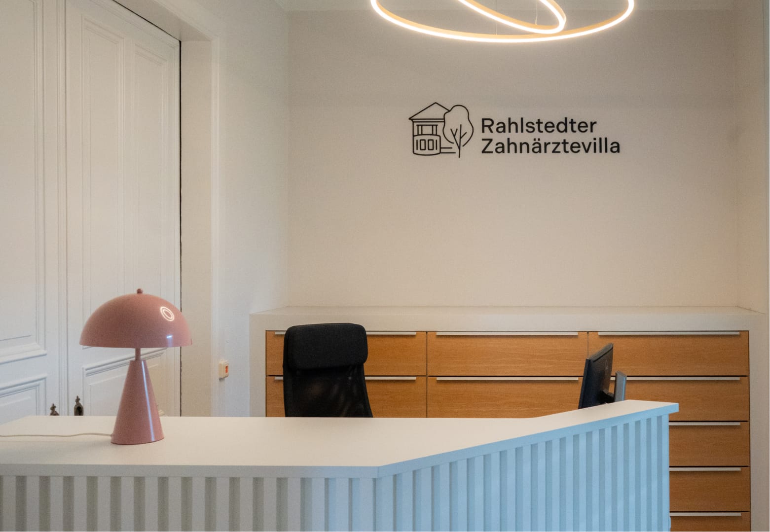 Moderner, freundlicher Empfangsbereich der Rahlstedter Zahnärztevilla