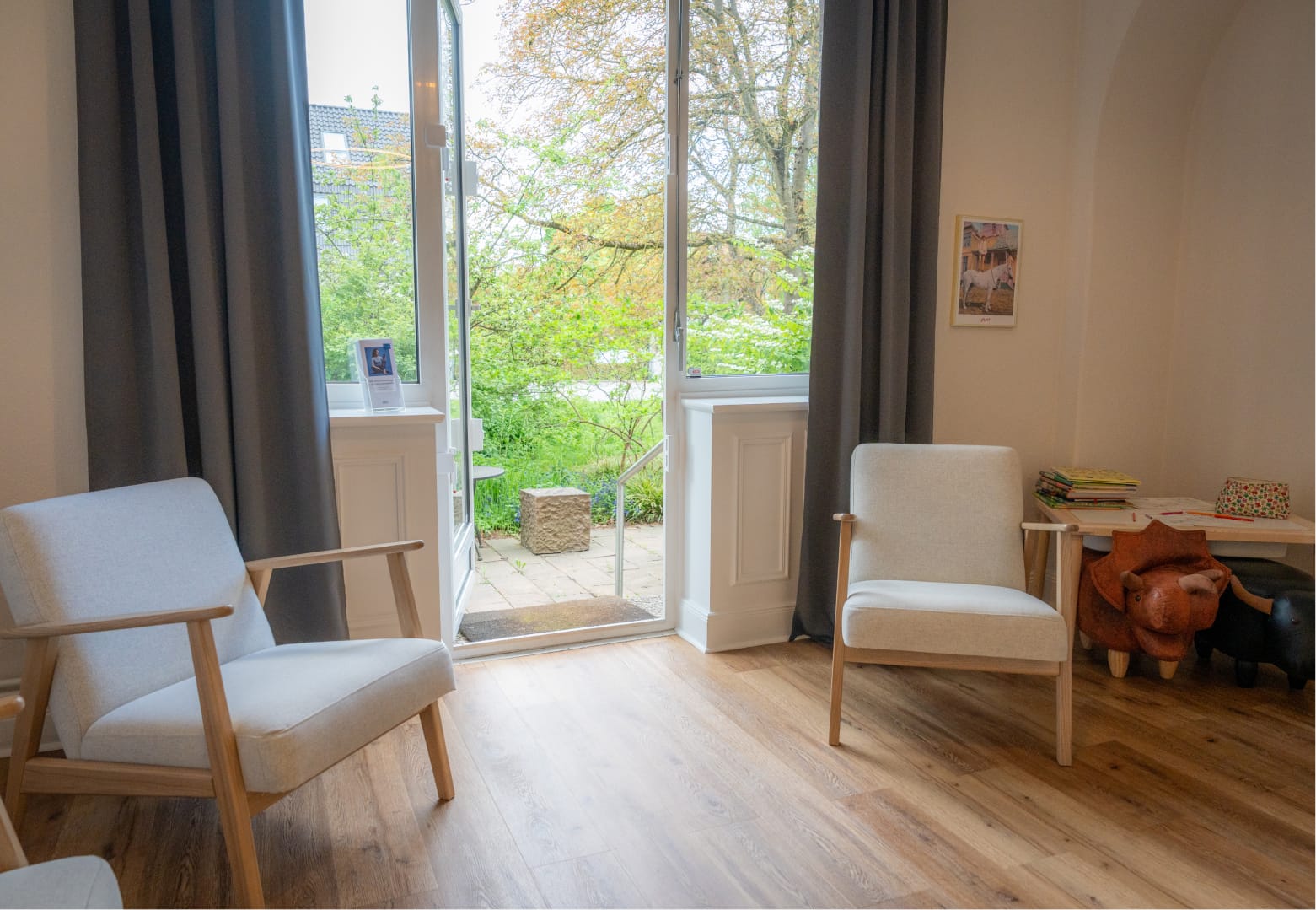 Wartezimmer der Rahlstedter Zahnärztevilla mit Spielecke und Blick in den Garten