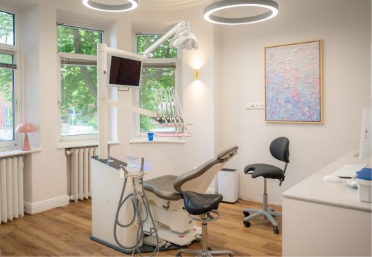 Moderner Behandlungsraum mit Blick ins Grüne der Rahlstedter Zahnärztevilla